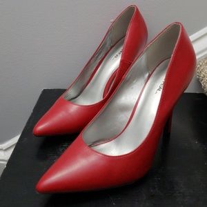 Pointed-toe red high heels